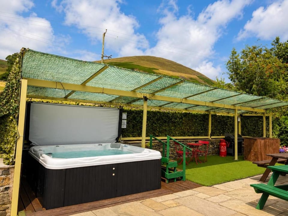 Property building, Natural landscape, Hot Tub