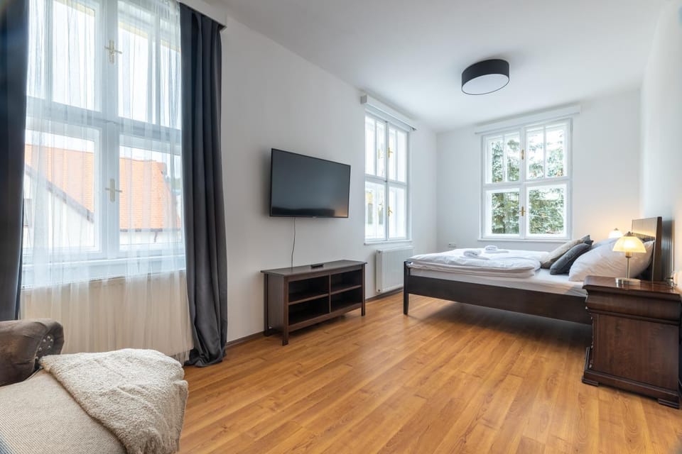 Bed, TV and multimedia, Bedroom