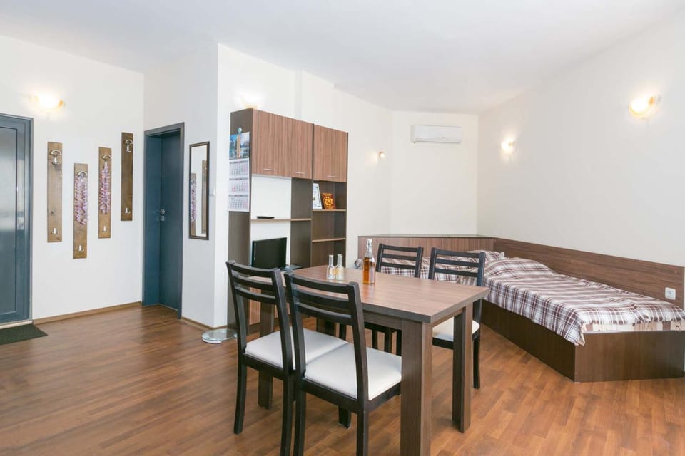 TV and multimedia, Living room, Dining area