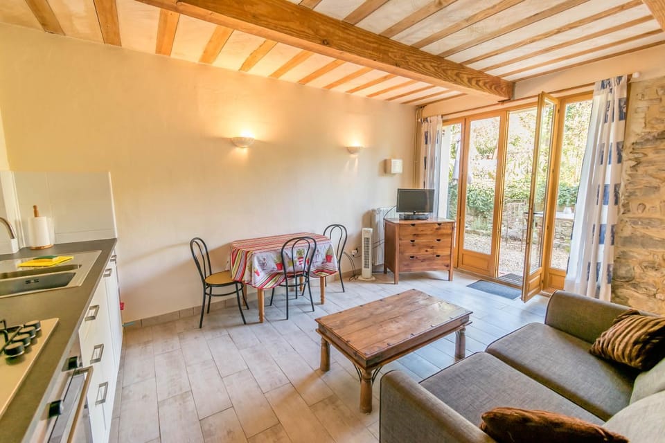 Kitchen or kitchenette, Living room, Seating area, Dining area