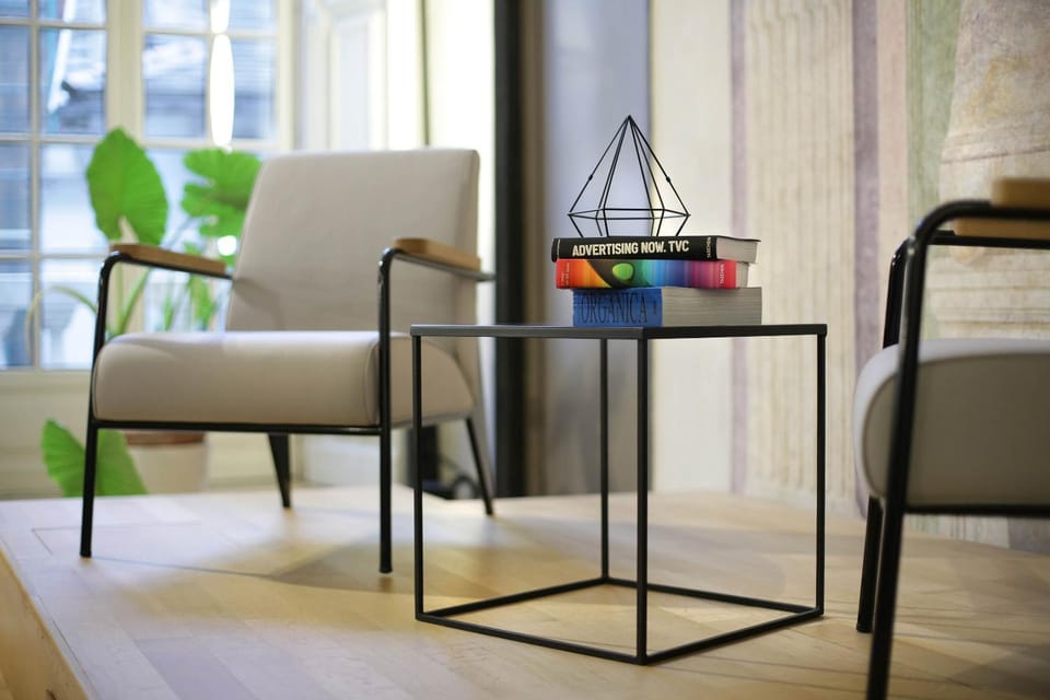 Lounge or bar, Decorative detail, Seating area