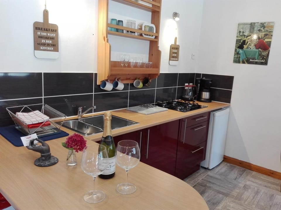 Coffee/tea facilities, Kitchen or kitchenette, Dining area, Alcoholic drinks