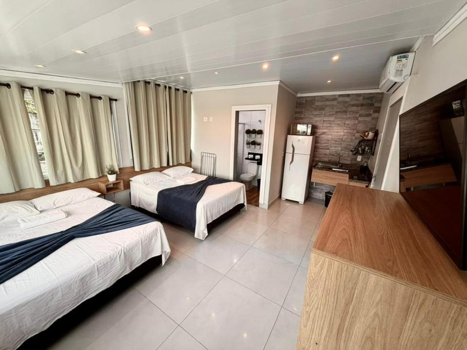 Bed, TV and multimedia, Kitchen or kitchenette, Photo of the whole room, Bedroom, air conditioner