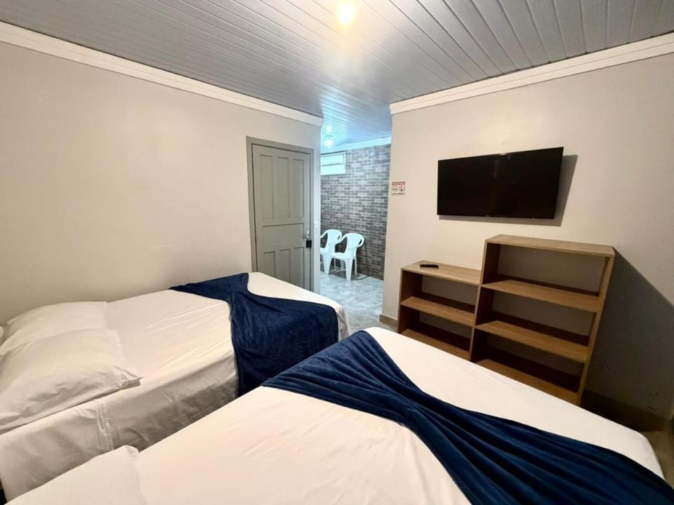 Bed, TV and multimedia, Photo of the whole room, Bedroom