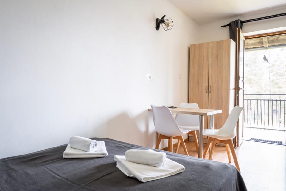 Bed, Photo of the whole room, Seating area, Dining area, Bedroom, towels, wardrobe