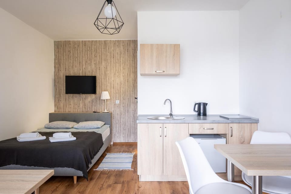 Bed, Kitchen or kitchenette, Photo of the whole room, Seating area, Bedroom, towels