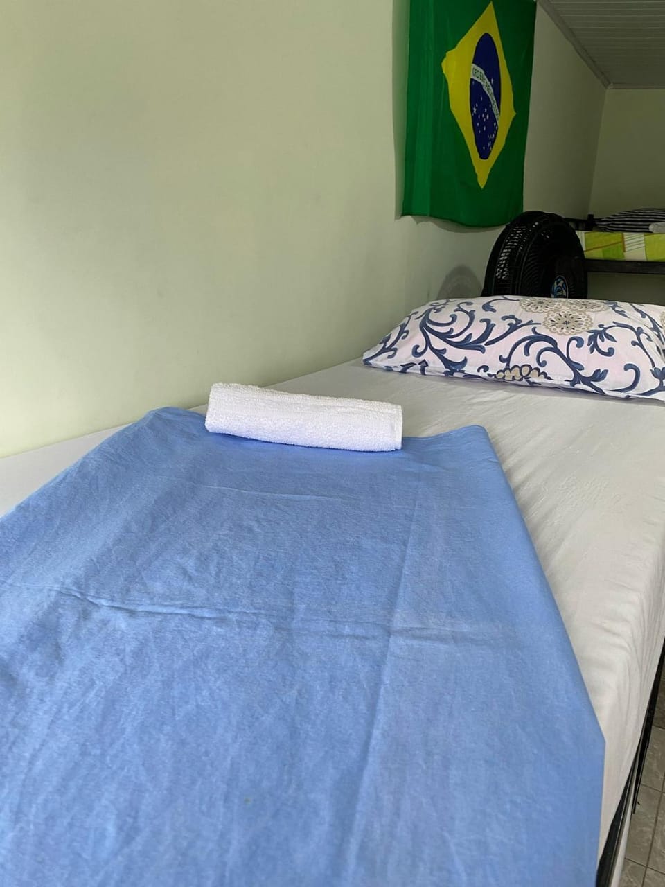 Bed, towels