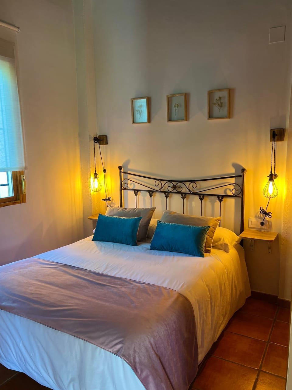 Bed, Photo of the whole room, Bedroom, wardrobe, air conditioner