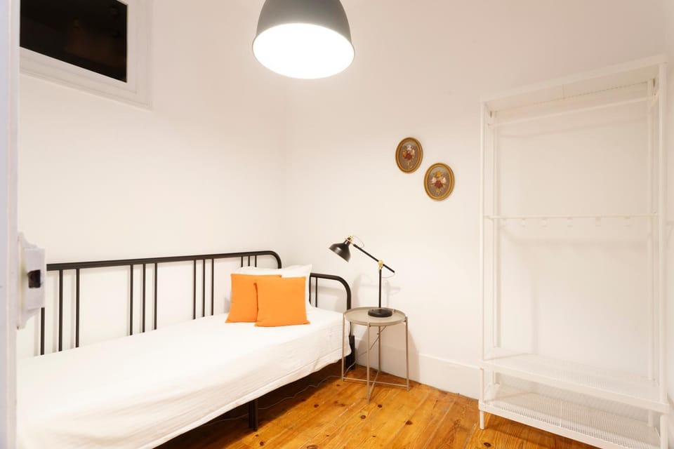 Bed, Photo of the whole room, Decorative detail, Bedroom, Time of day, Location, Family, furniture, hair dryier, heating, internet