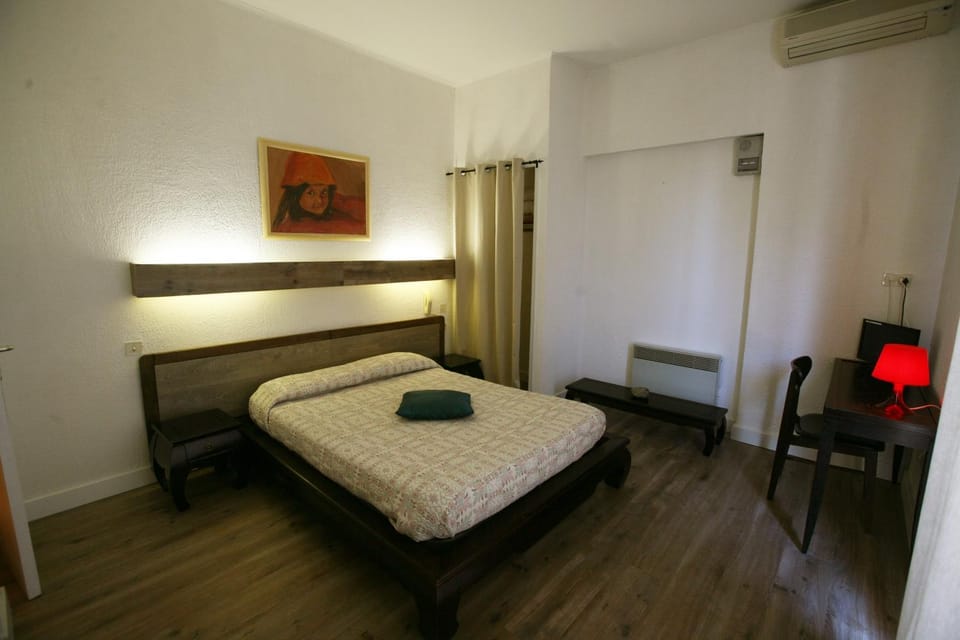 Bed, Photo of the whole room, Bedroom, air conditioner