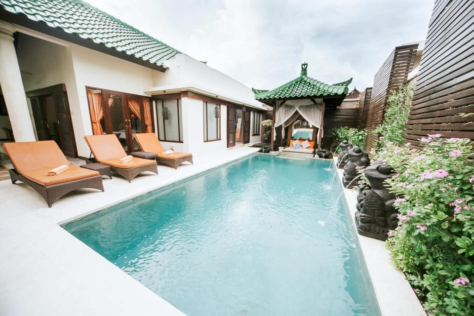 Patio, Swimming pool, Swimming pool
