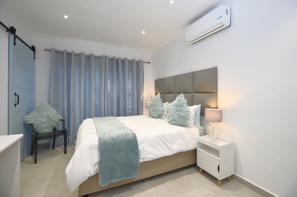 Bedroom, air conditioner