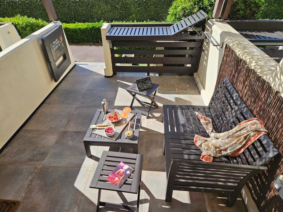 Patio, Day, Balcony/Terrace, sunbed