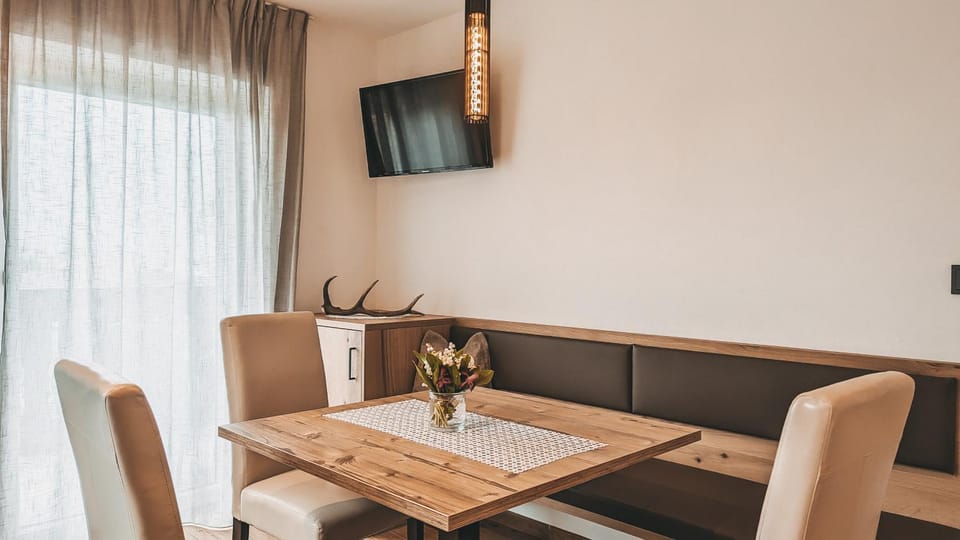 TV and multimedia, Seating area, Dining area