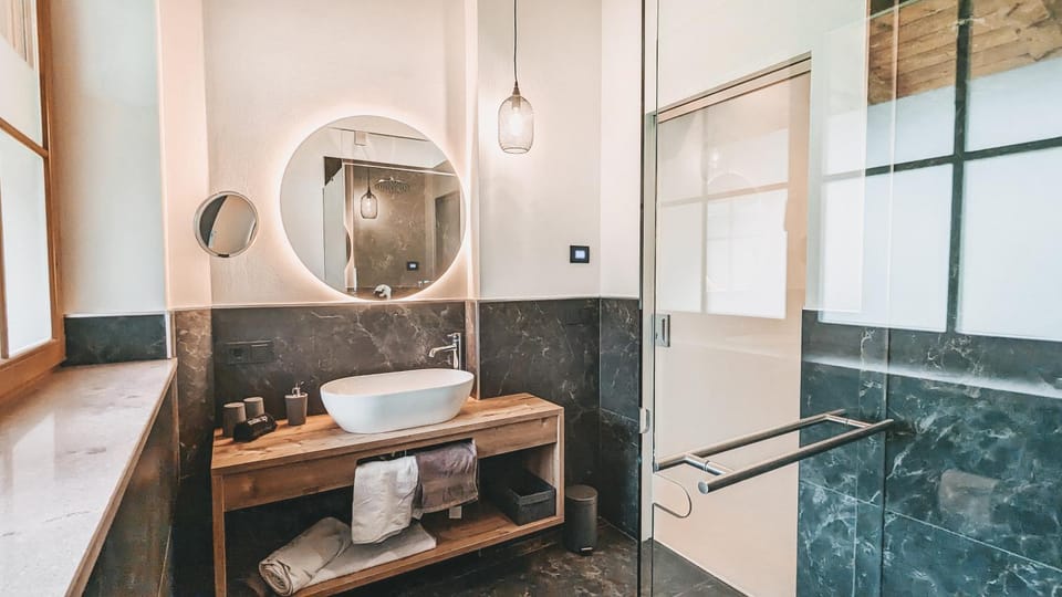 Shower, Toilet, Bathroom, towels