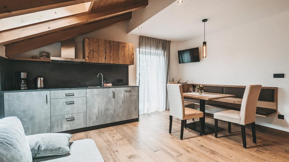 TV and multimedia, Kitchen or kitchenette, Living room, Dining area, oven