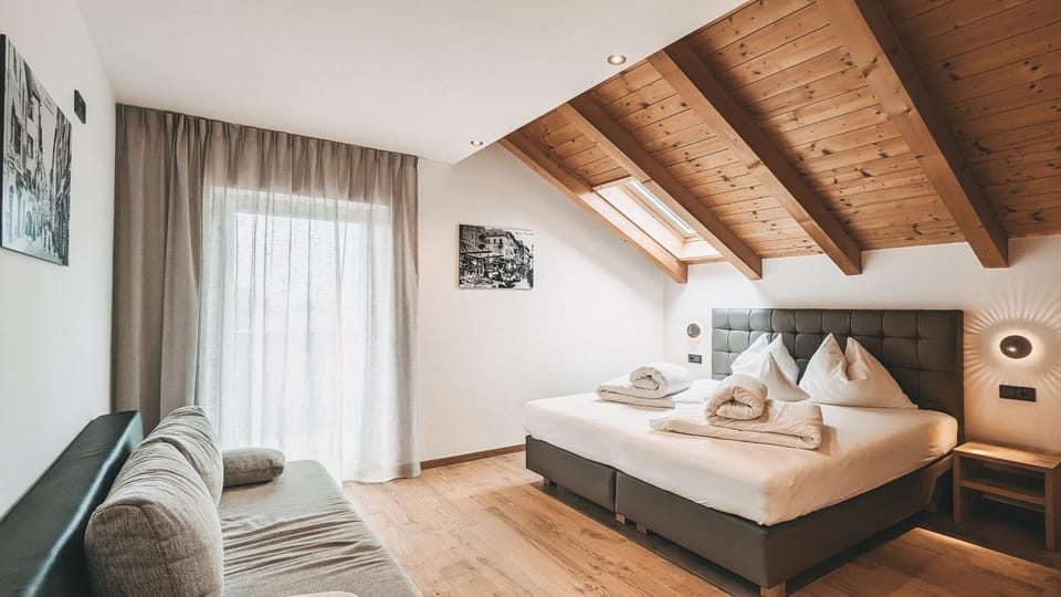 Bed, Photo of the whole room, Seating area, Bedroom