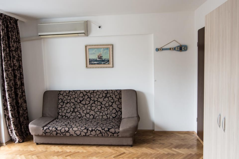 Guest Rooms Old Captain Hostel in Burgas