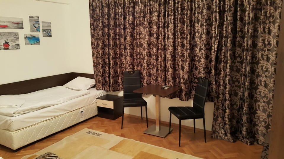 Guest Rooms Old Captain Hostel in Burgas