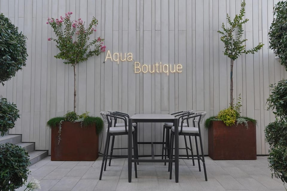 Day, Seating area