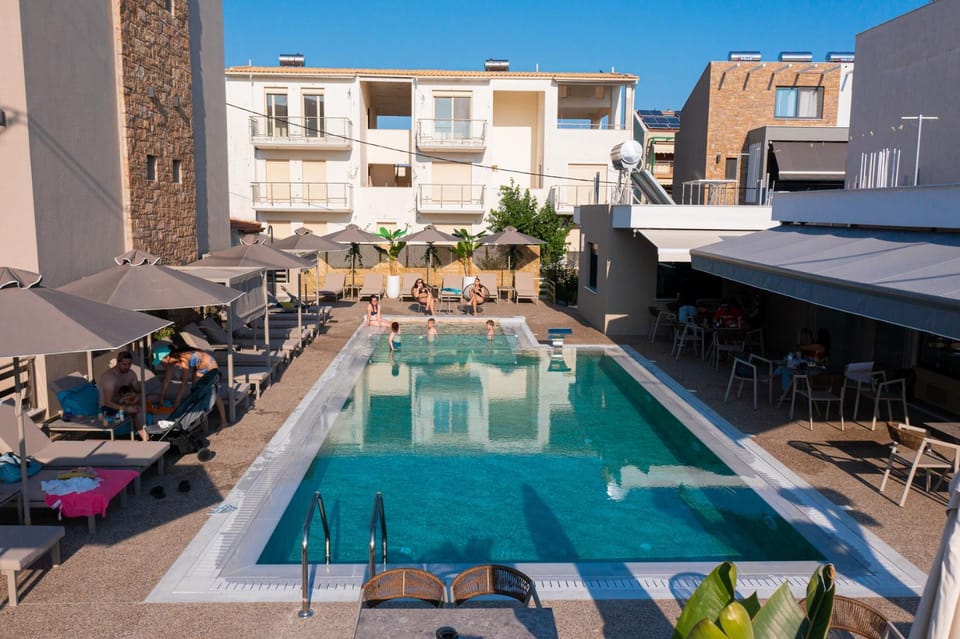 Property building, Patio, Restaurant/places to eat, Day, Evening entertainment, Pool view, Swimming pool, sunbed