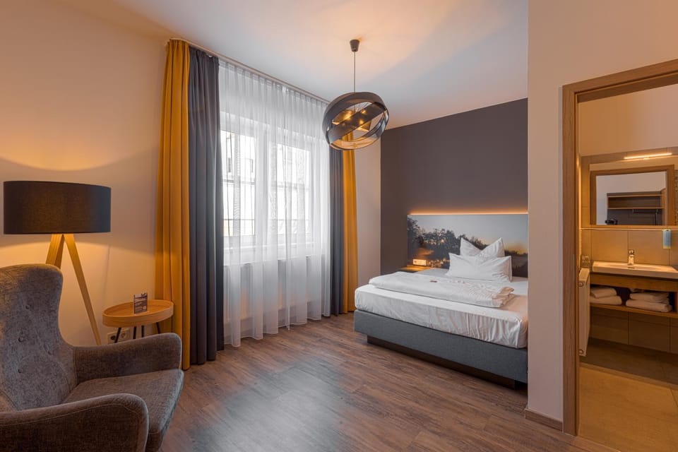 Bed, Photo of the whole room, Seating area