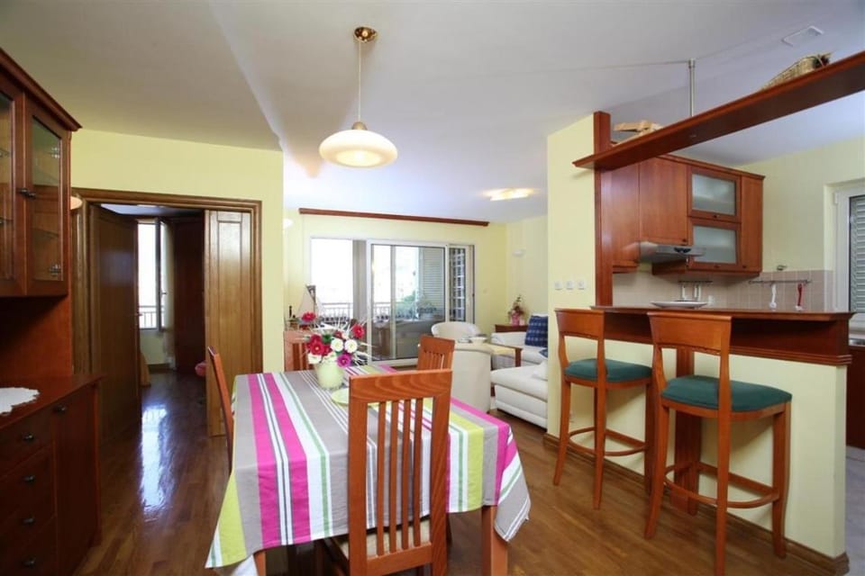 Kitchen or kitchenette, Lounge or bar, Dining area
