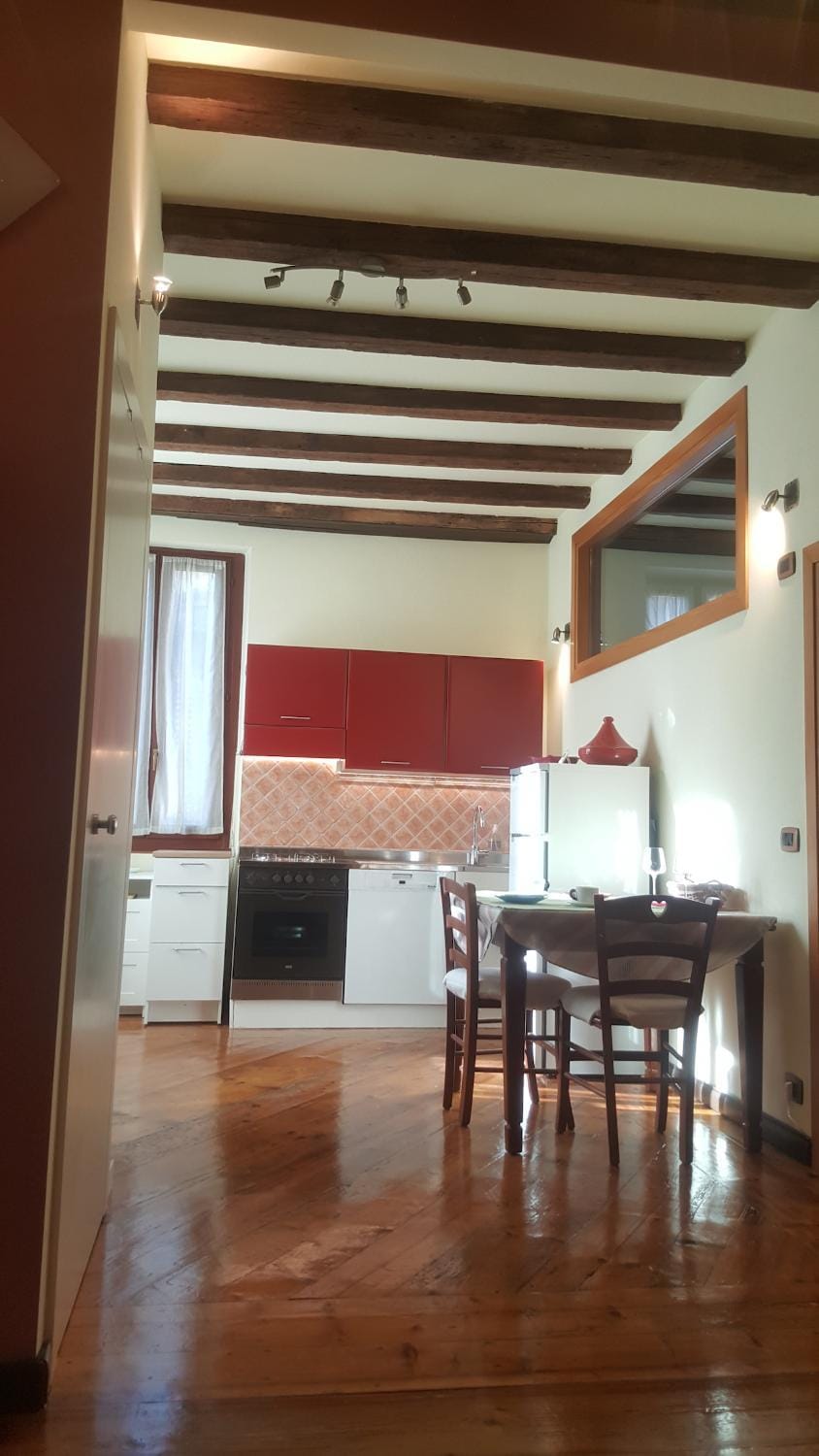 Kitchen or kitchenette, Dining area
