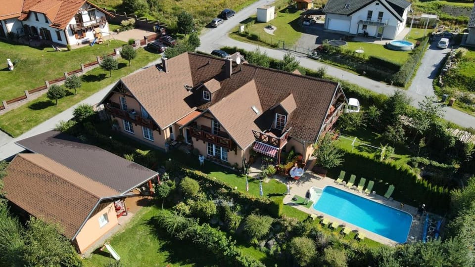 Bird's eye view, Pool view