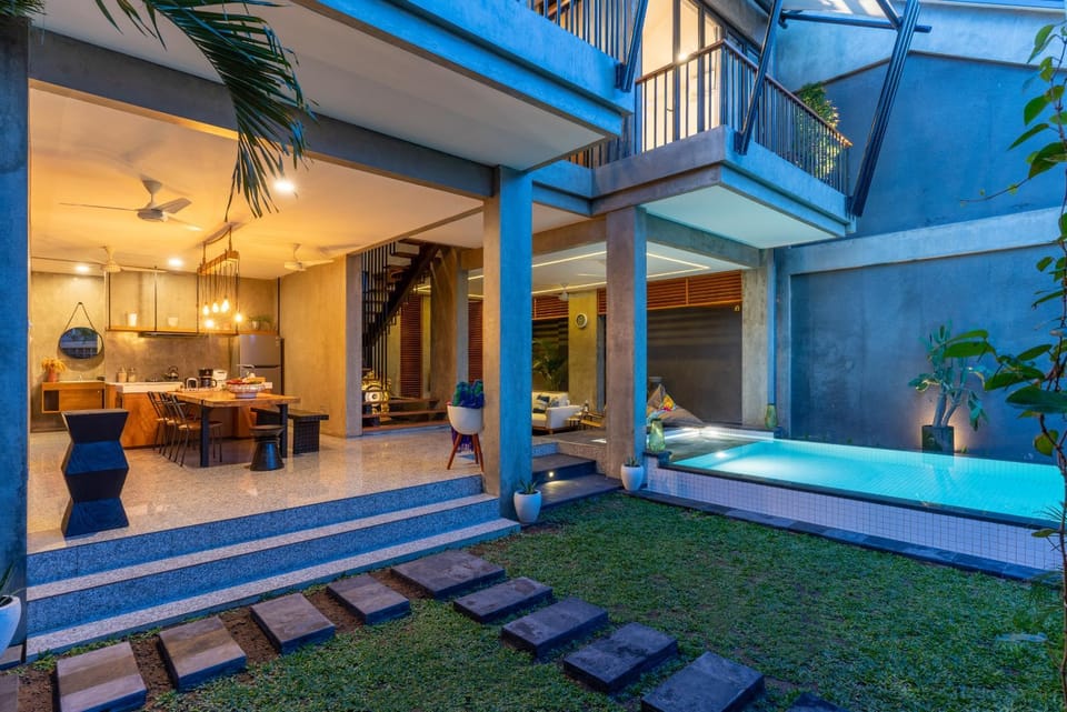 Property building, Kitchen or kitchenette, Dining area, Swimming pool