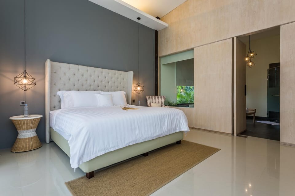 Toilet, Bed, Bathroom, TV and multimedia, Balcony/Terrace, Seating area, Bedroom, Mountain view, Pool view