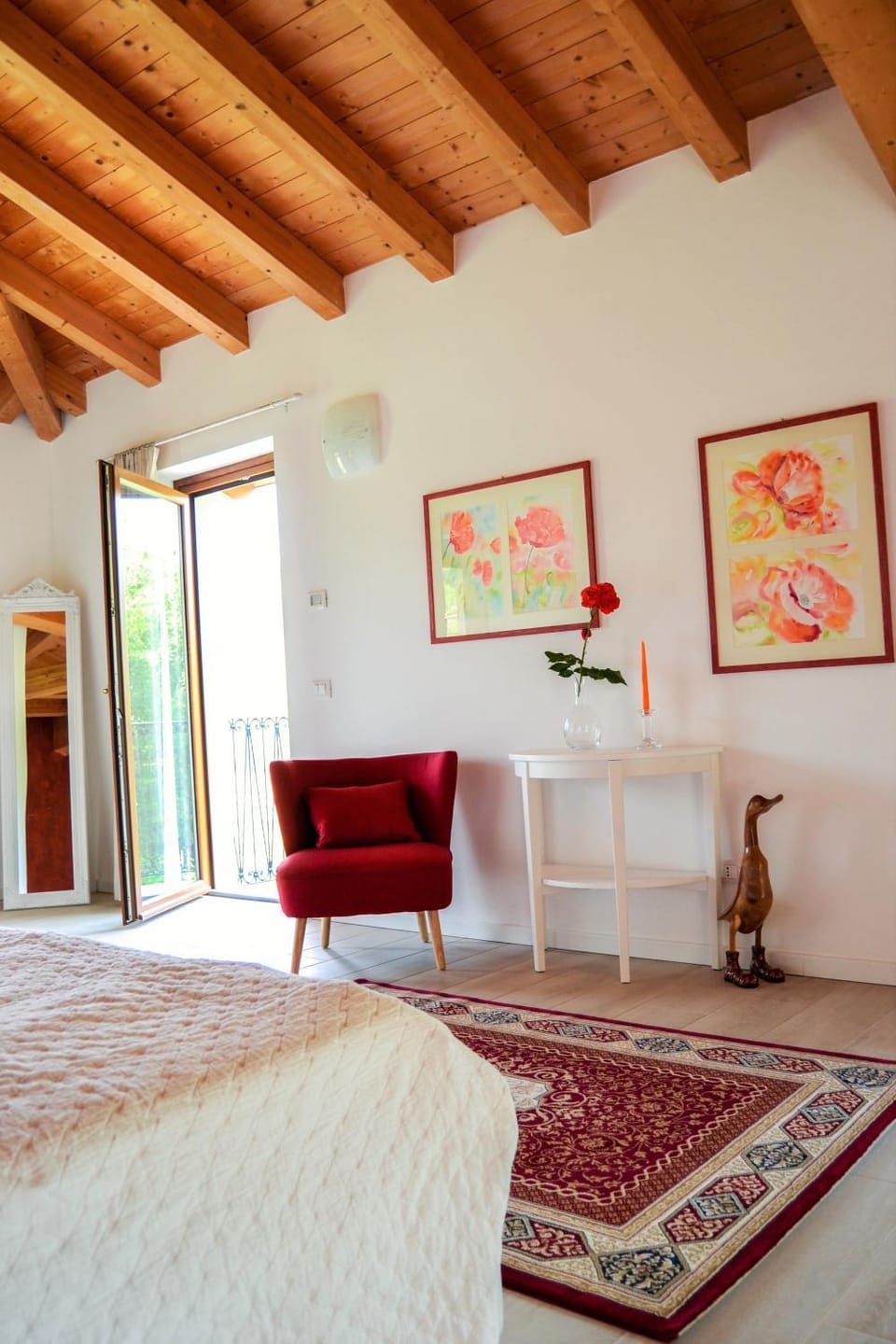 Photo of the whole room, Bedroom