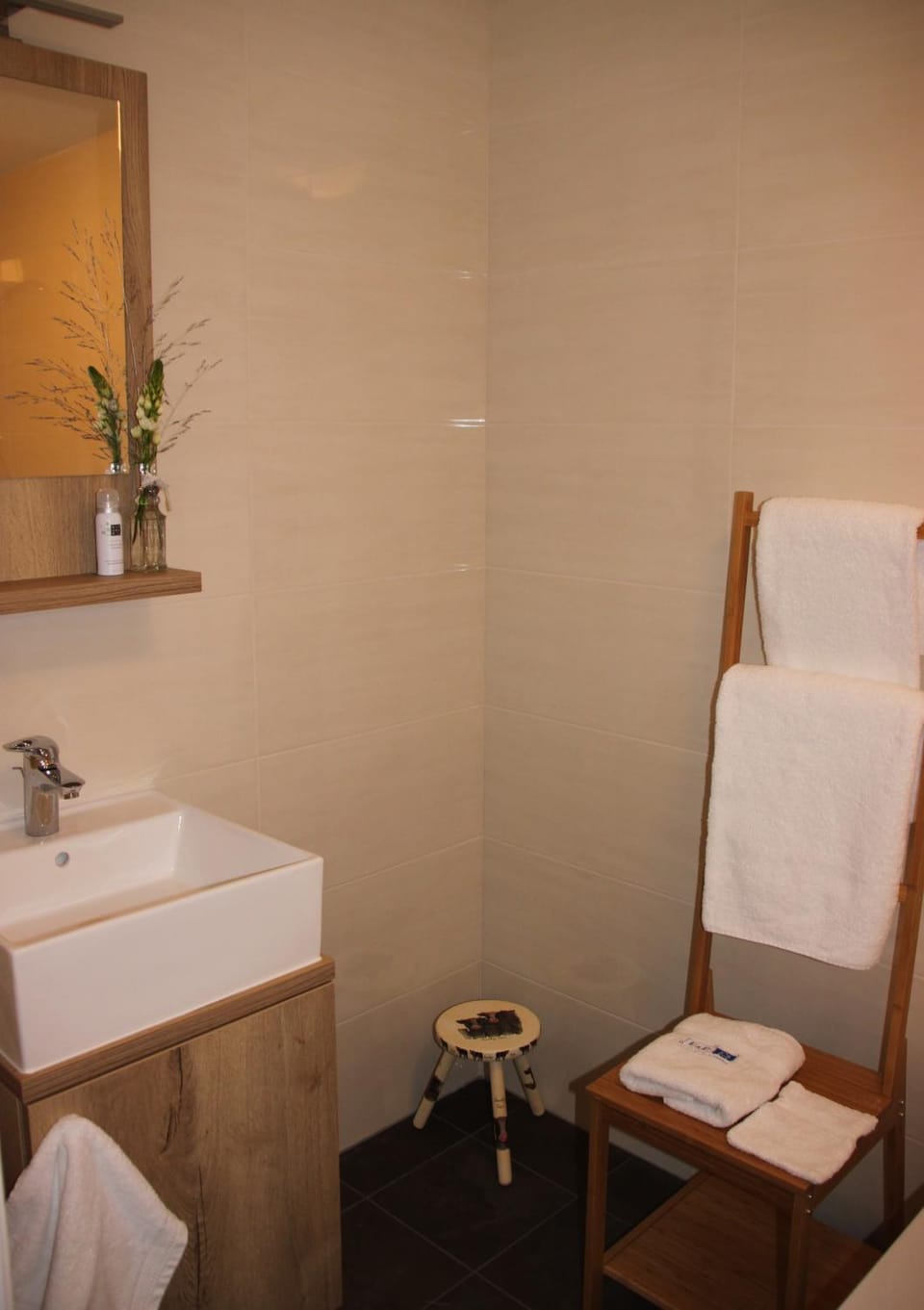 Bathroom, Decorative detail, towels