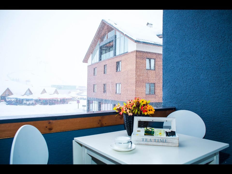 Balcony/Terrace, Mountain view