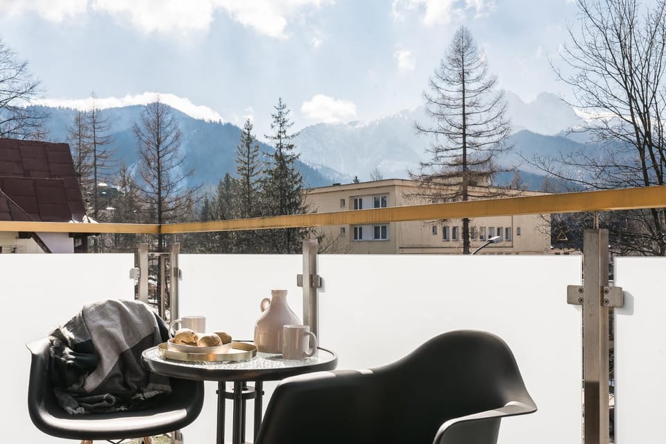 Restaurant/places to eat, Neighbourhood, Natural landscape, View (from property/room), City view, Garden view, Landmark view, Mountain view, Supermarket/grocery shop