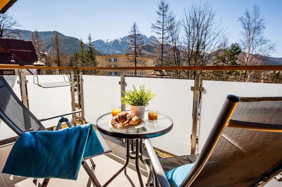 Spring, Summer, View (from property/room), Balcony/Terrace, Kitchen or kitchenette, Autumn, Food, City view, Garden view, Landmark view, Mountain view