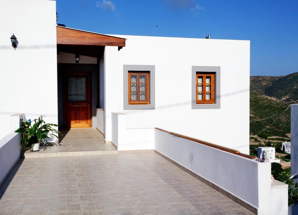 Facade/entrance, Area and facilities