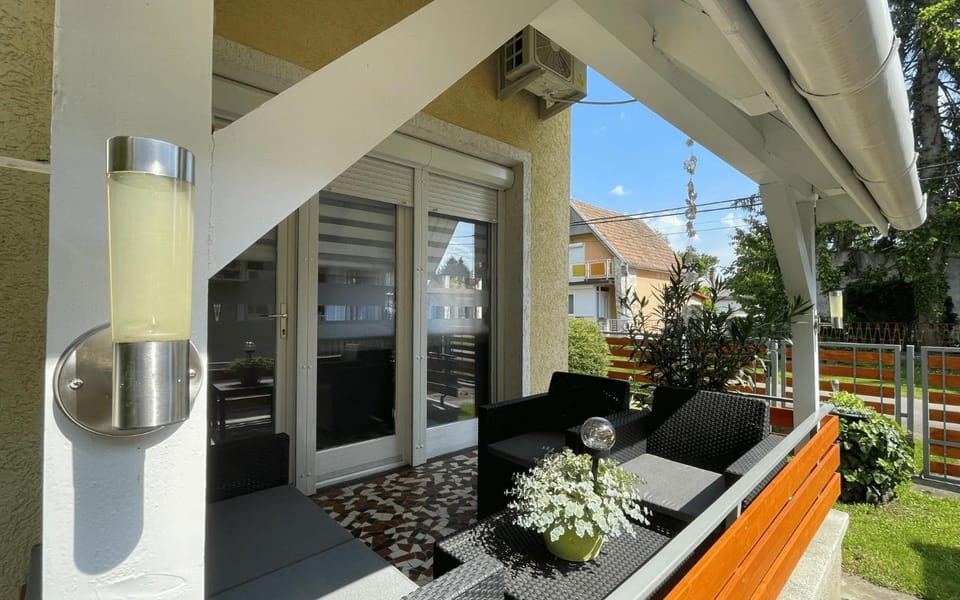 Facade/entrance, Balcony/Terrace