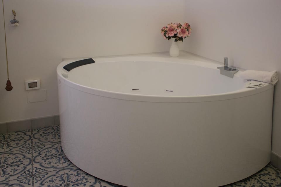 Hot Tub, Hot Tub
