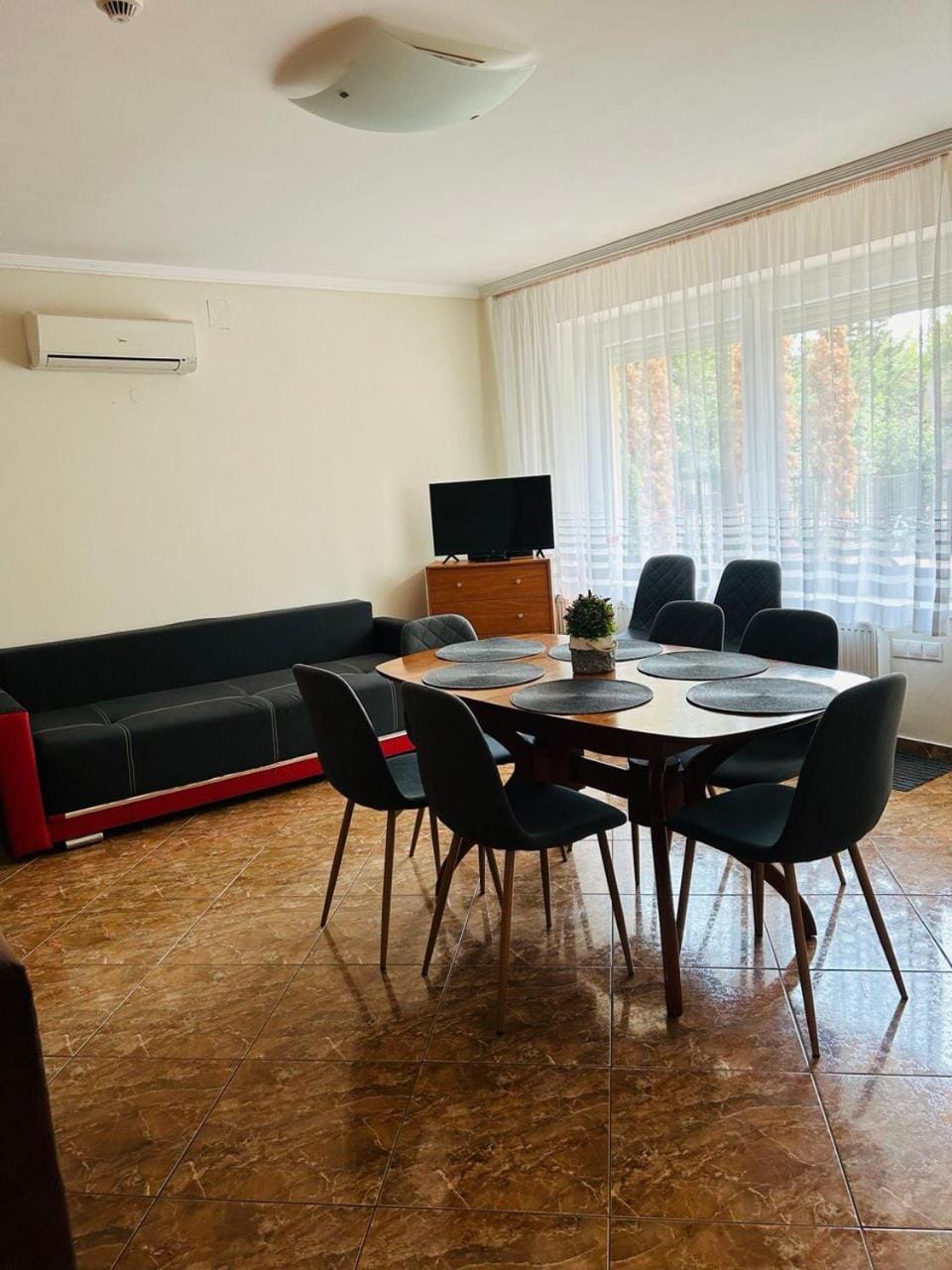TV and multimedia, Living room, Seating area, Dining area, air conditioner