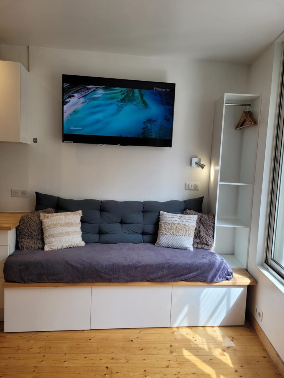 Bed, TV and multimedia, storage