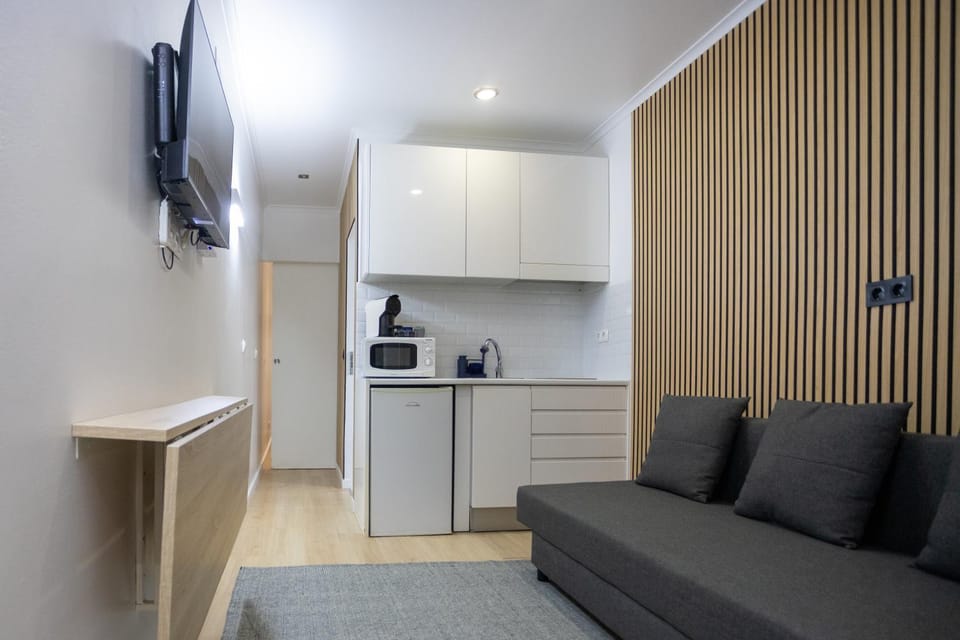 TV and multimedia, Kitchen or kitchenette, Living room, microwave, stove, kitchen