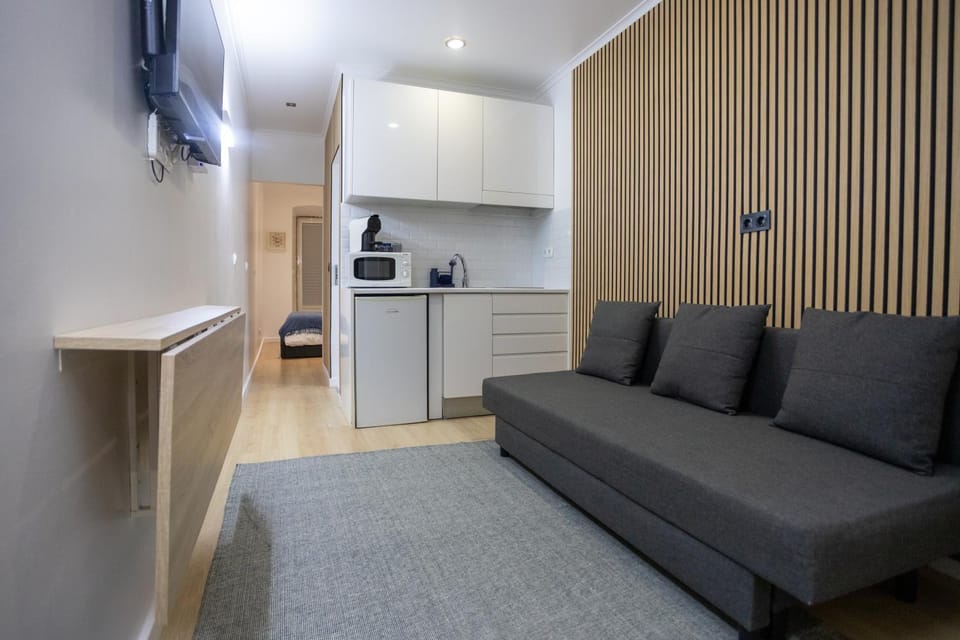 TV and multimedia, Kitchen or kitchenette, Living room, microwave, stove