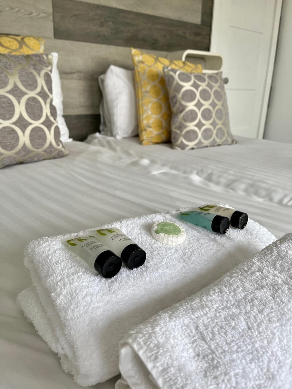 Bed, towels