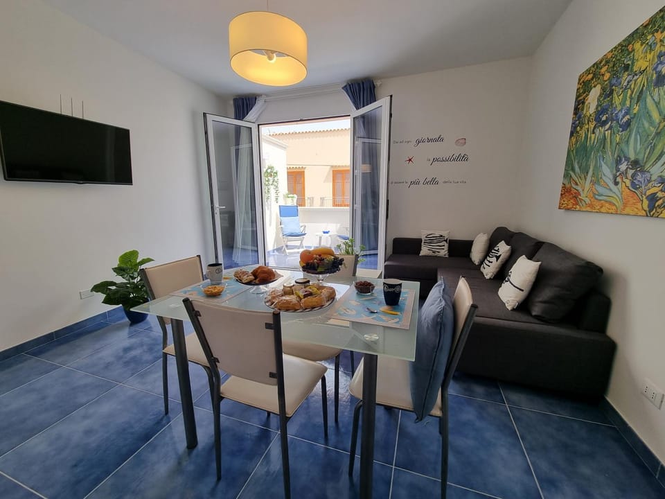 Communal lounge/ TV room, TV and multimedia, Living room, Seating area, Dining area, Evening entertainment