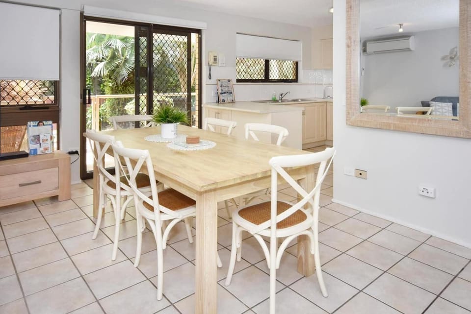 20 Steps to the Sand! Apartment in Sunshine Coast