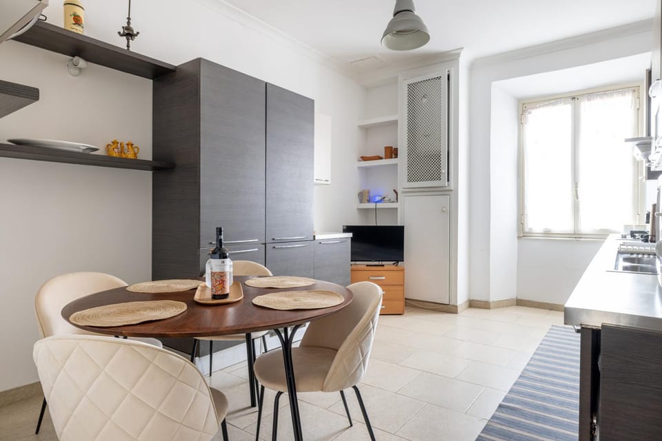 Kitchen or kitchenette, Dining area