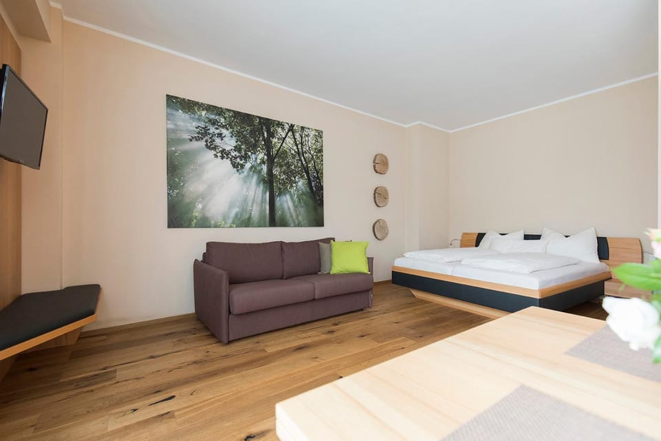 Bed, TV and multimedia, Photo of the whole room, Seating area, Bedroom
