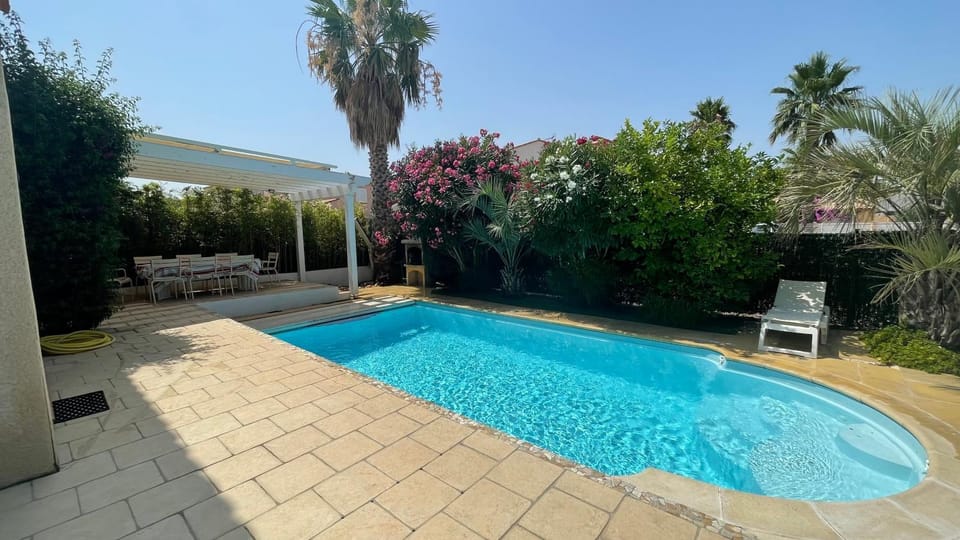 Dining area, Pool view, Swimming pool, Meals, Breakfast