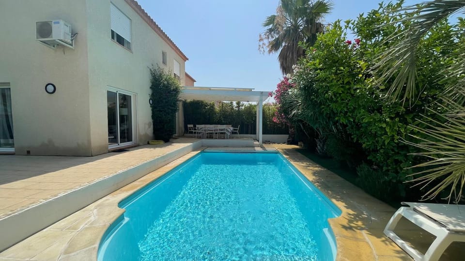Property building, Pool view, Swimming pool, Entertainment